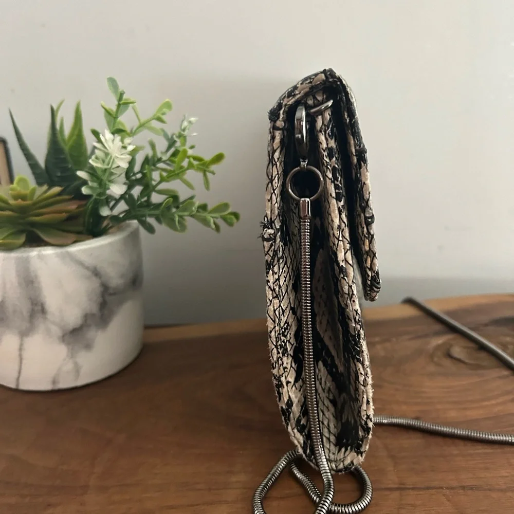 Nine West Snake Skin Crossbody exotic textured Black Beige 9”x6” Clutch chain - Picture 2 of 13